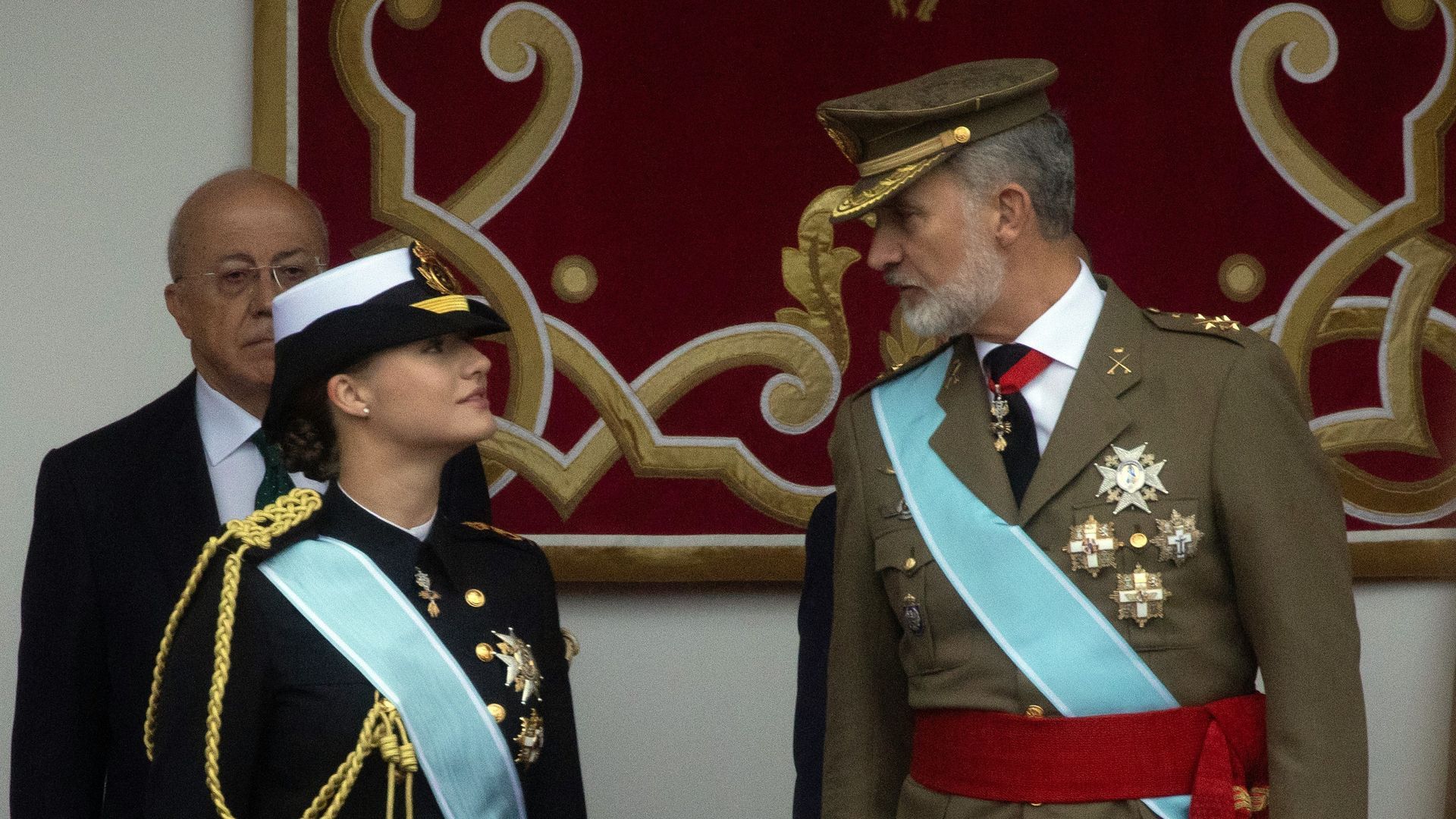 La princesa Leonor y el rey Felipe VI durante el Desfile de la Hispanidad 2024