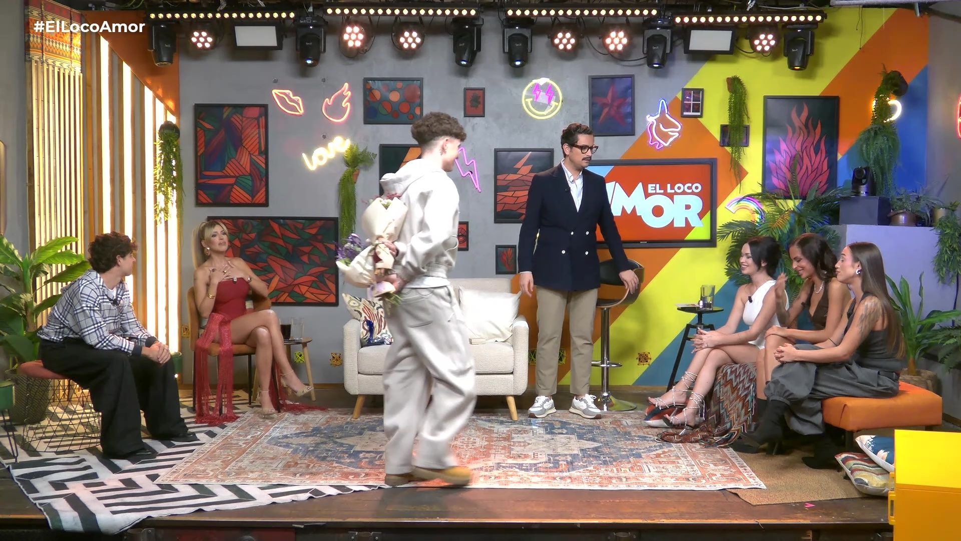 Marc Kitus sorprende a sus conquistadores con un ramo de flores en ‘El loco amor’