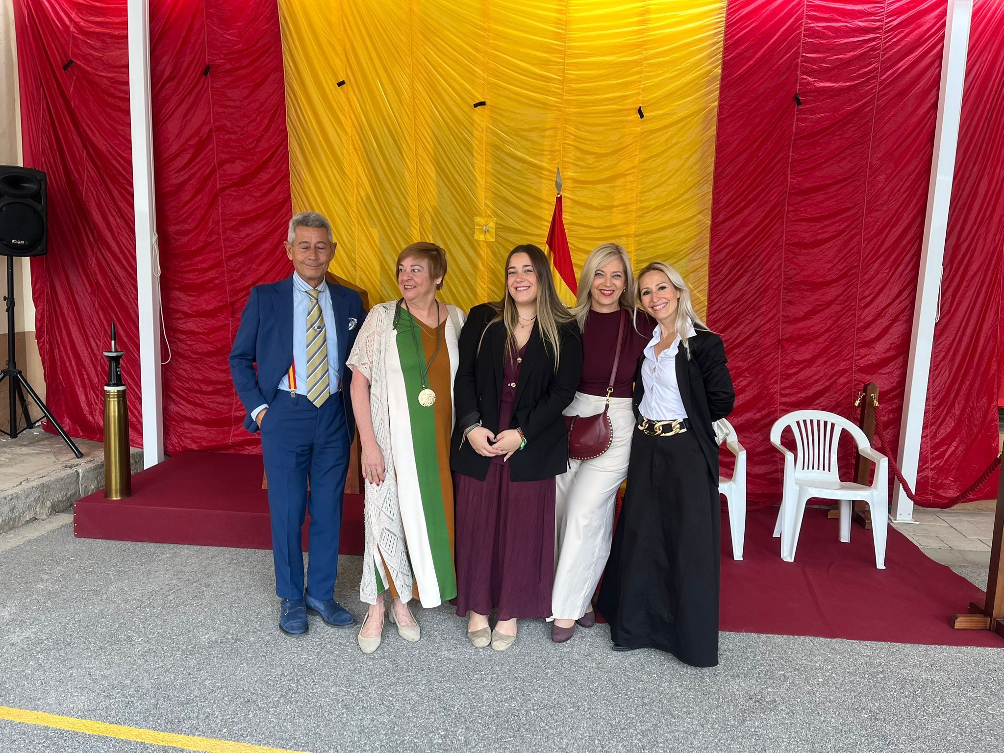 Martina junto a su familia recoge el premio en Granada