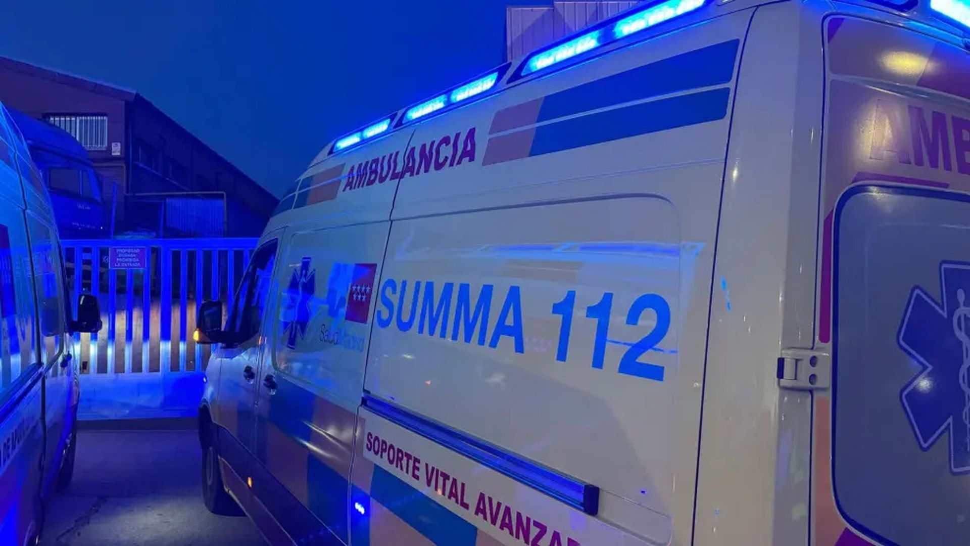 Muere un joven de 30 años tras impactar su furgoneta contra un autocar escolar en Guadarrama