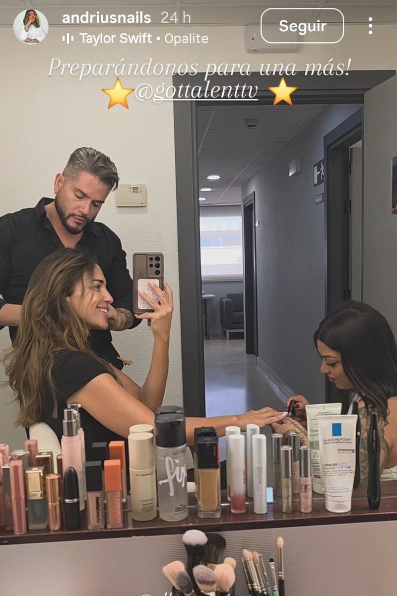 Paula Echevarría, en camerino, con Andrius Nails y Alberto Dugarte