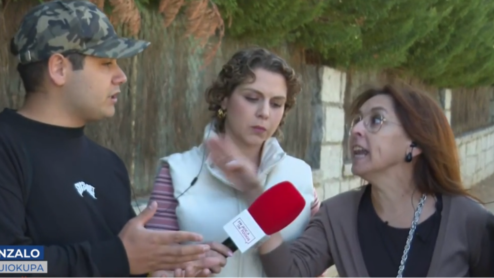 Tenso enfrentamiento en directo entre Rosa y su inquiokupa: "Amenazaste a mi hija con un bate"