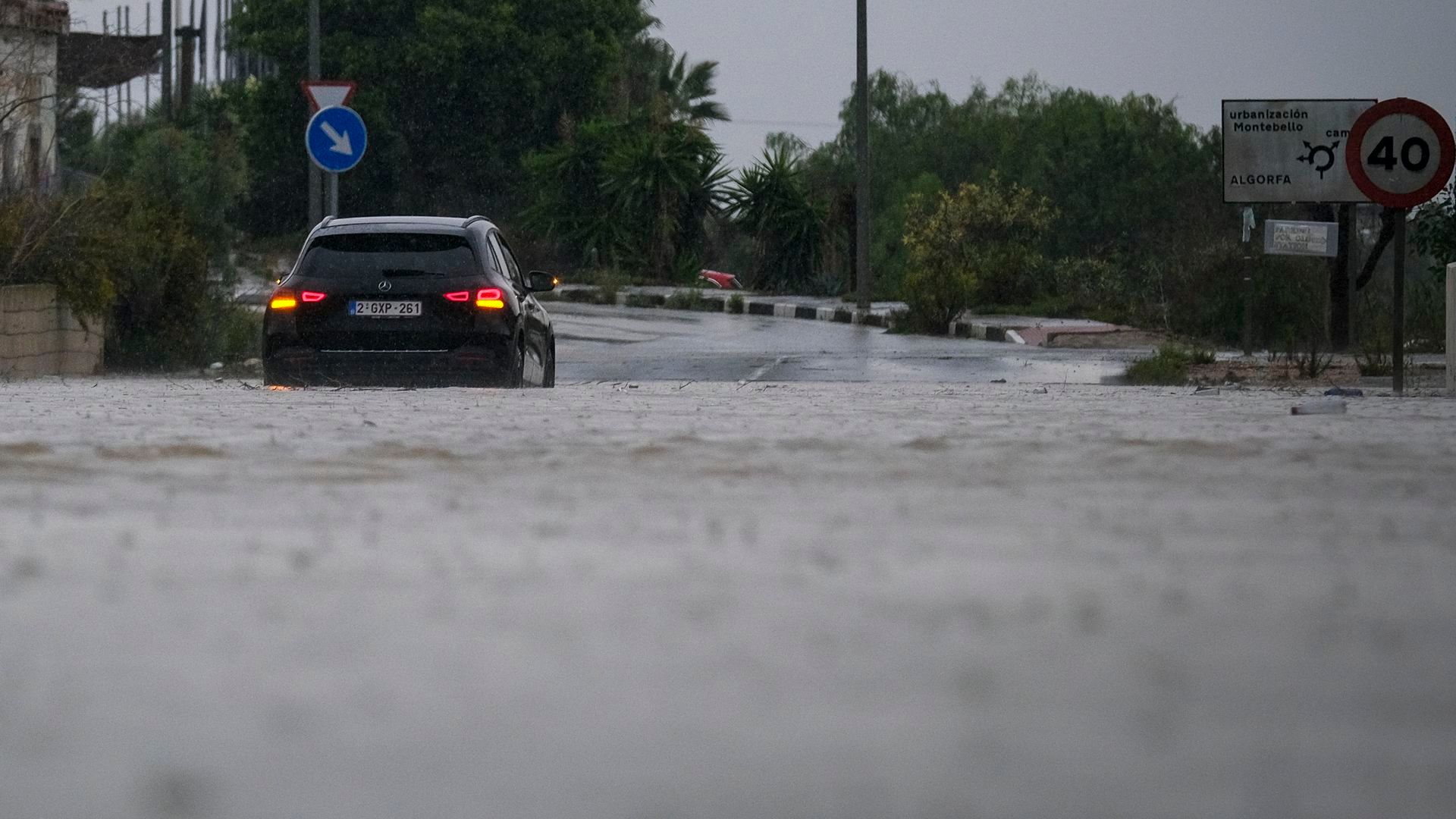 Un vehículo trata de cruzar una carretera anegada en Algorfa (Alicante)