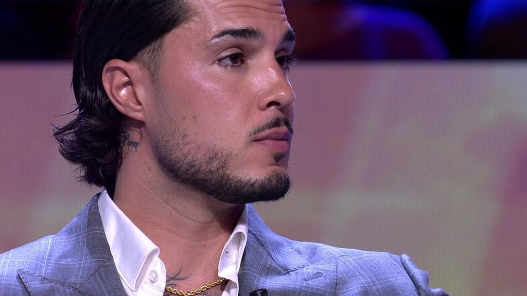 Carlo contesta a la pregunta de los colaboradores: ¿Ha presenciado malos tratos de su padre hacia su madre?