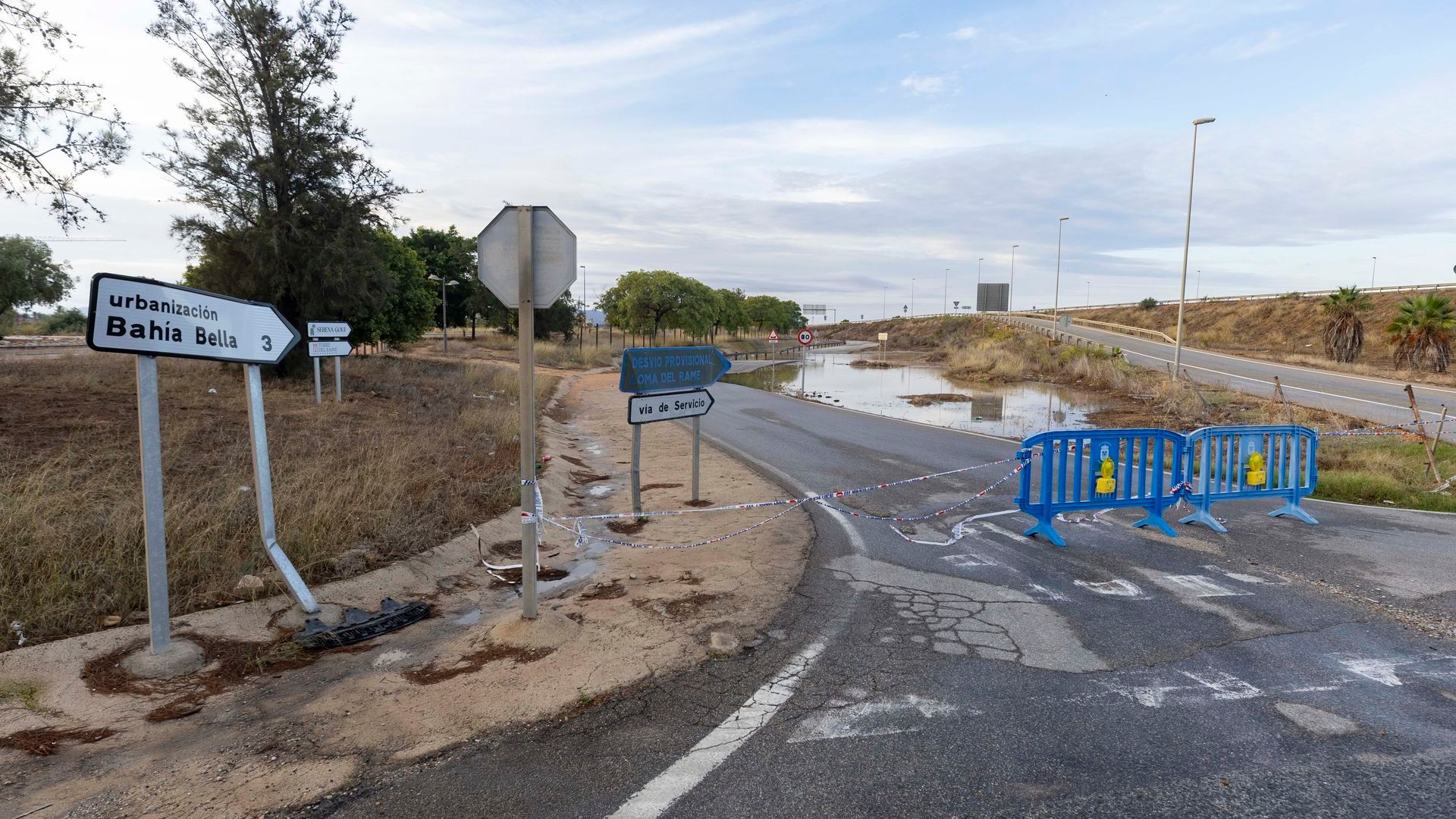 Carretera de acceso a la urbanización Bahía Bella cortado al tráfico tras las inundaciones en el municipio de Los Alcázares