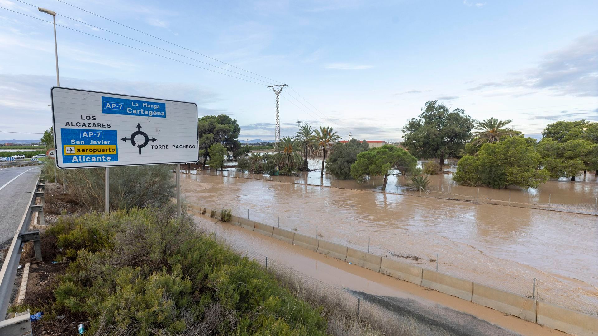 Cauce de la rambla del Albujón desbordada a su paso junto a la autpista A-7 este sábado en el municipio de Los Alcázares este sábado
