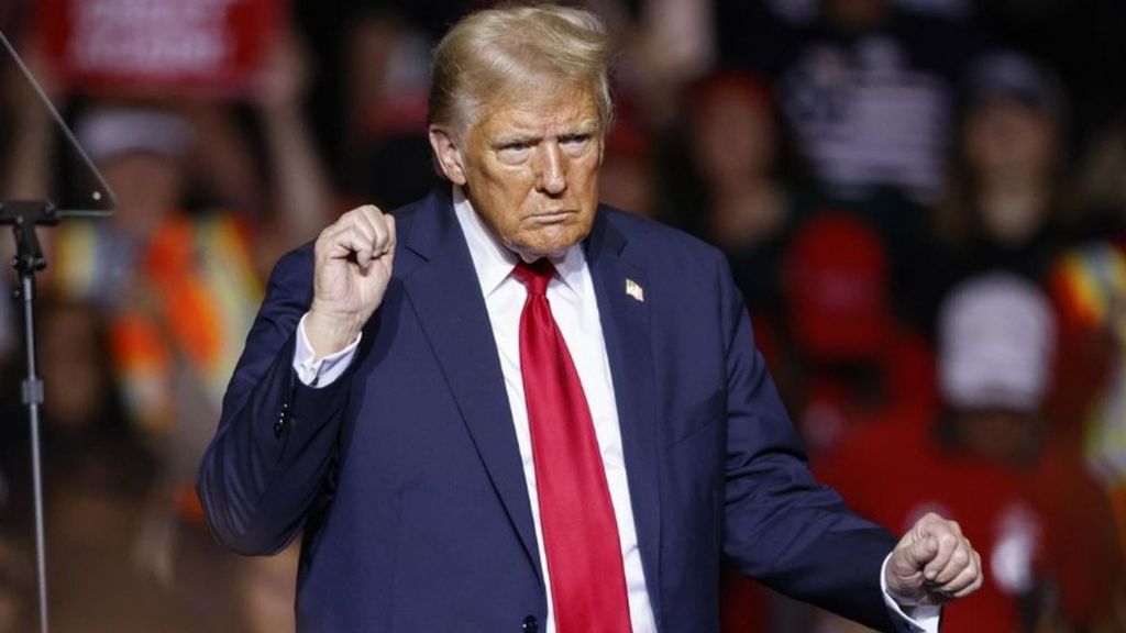 Donald Trump anuncia un arancel adicional del 100% a China y controles en la exportación de software