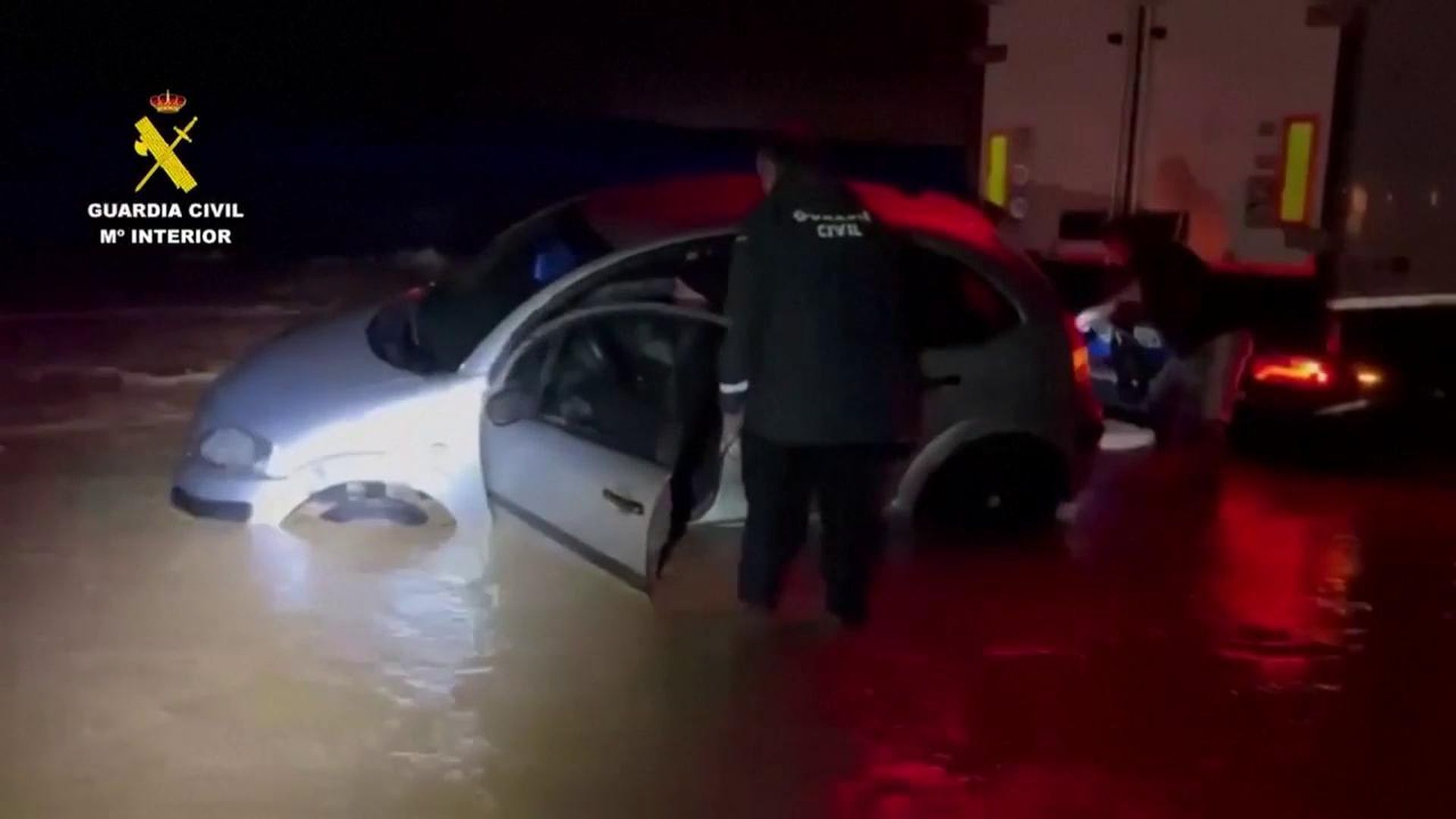 La Guardia Civil rescata a algunos conductores sorprendidos por las inundaciones en San Javier, Murcia