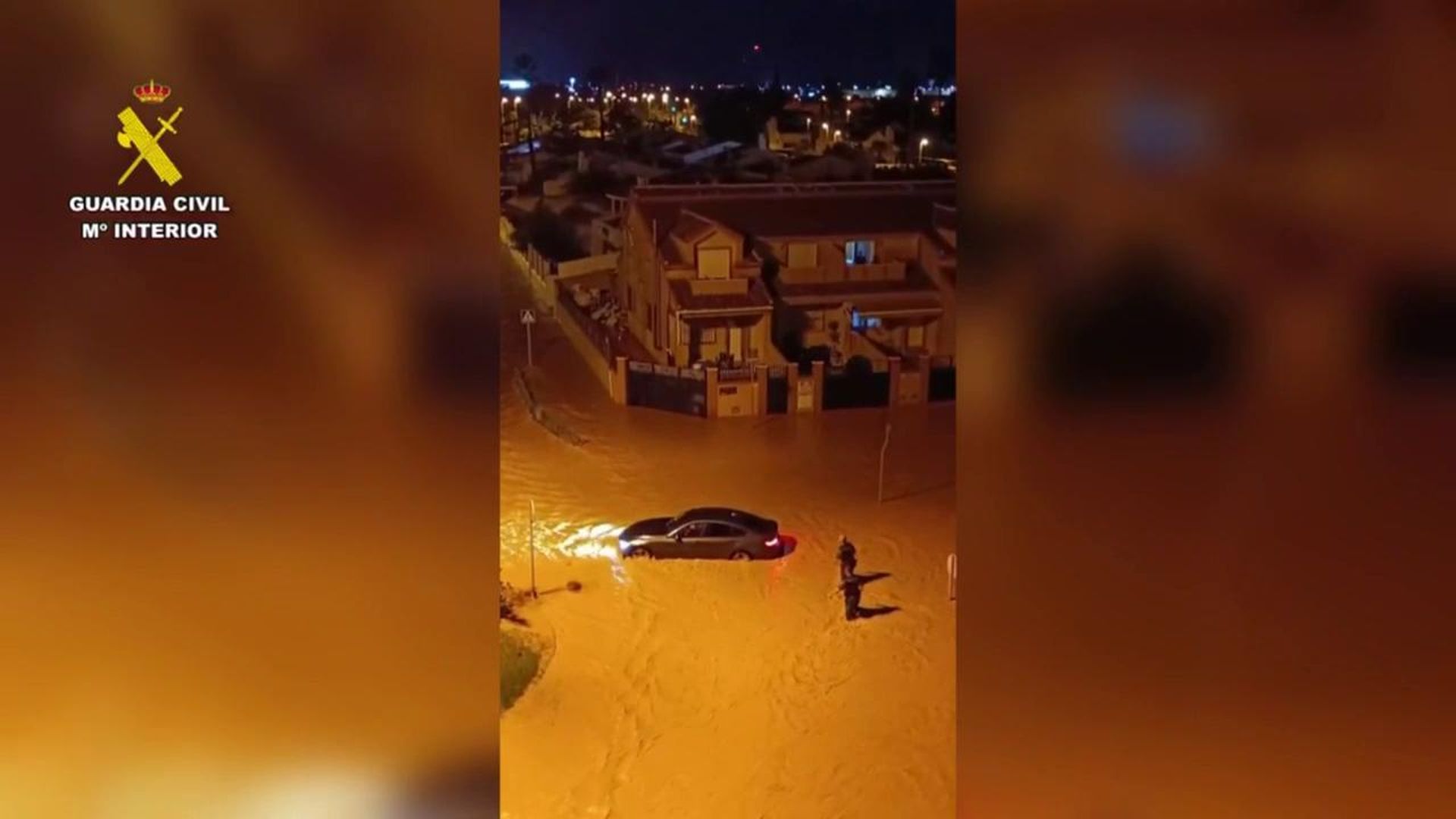 La Guardia Civil rescata a algunos conductores sorprendidos por las inundaciones en San Javier, Murcia