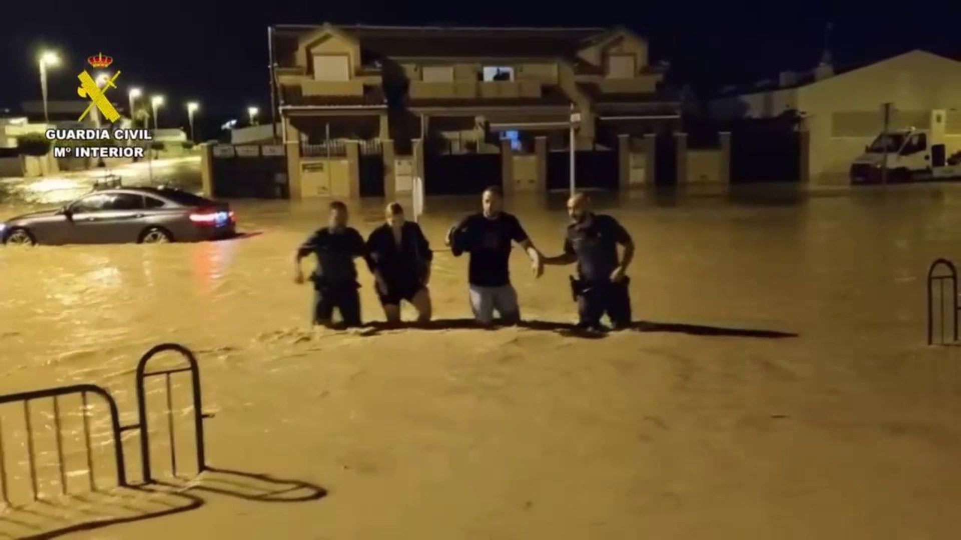 La Guardia Civil rescata a algunos conductores sorprendidos por las inundaciones en San Javier, Murcia