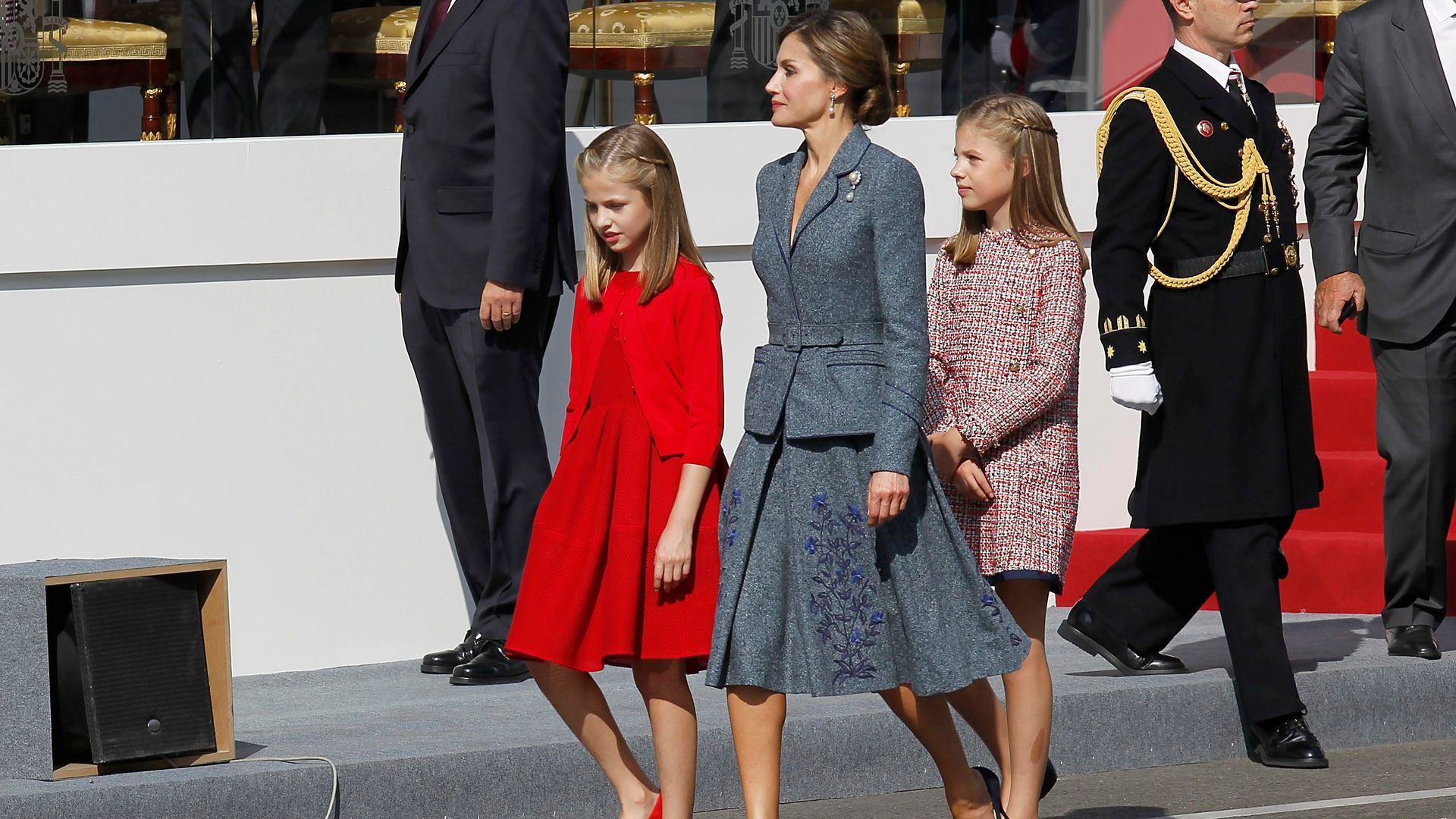 La princesa Leonor, la reina letizia y la infanta Sofía en el Desfile de la Hispanidad de 2016