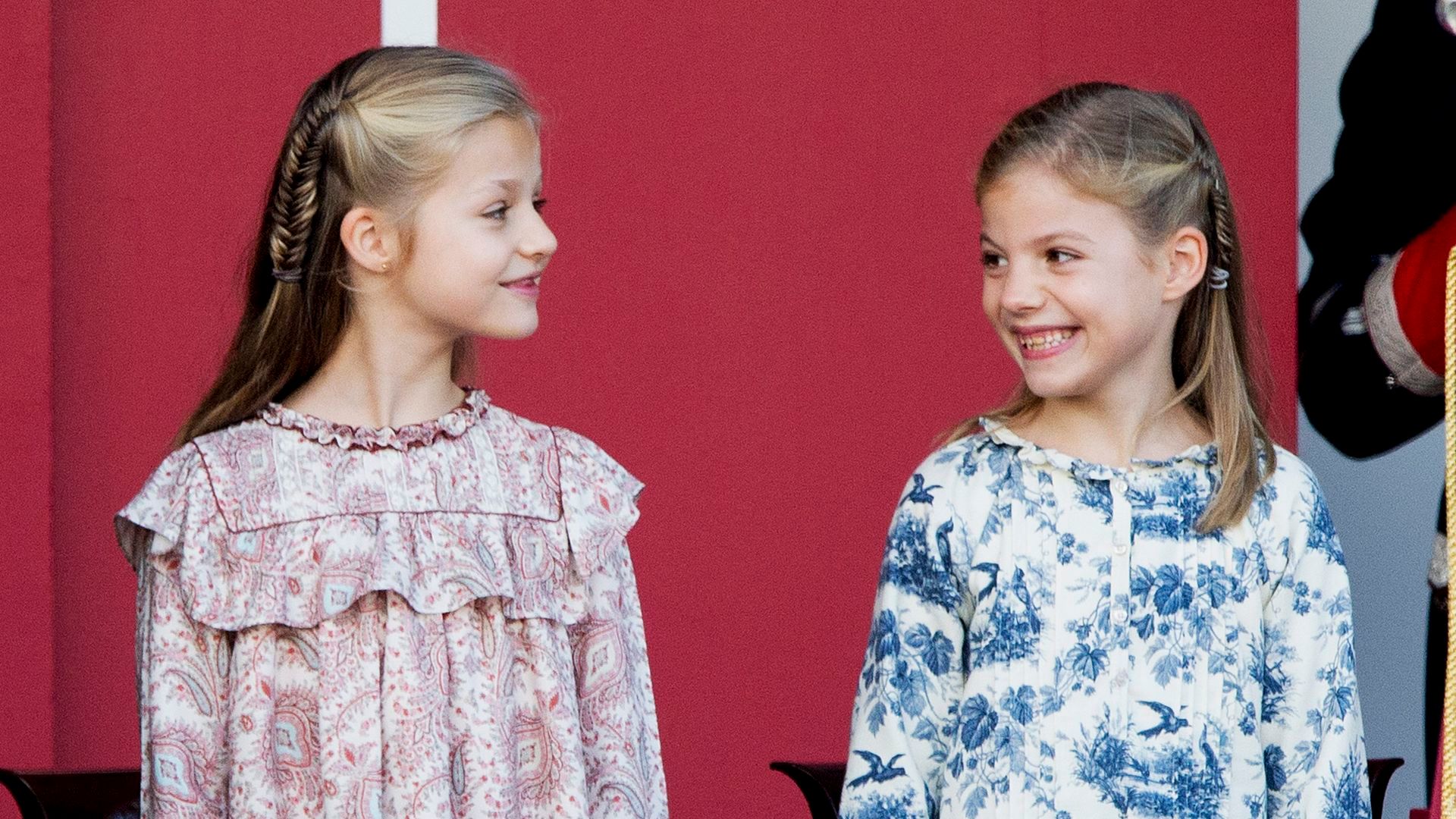La princesa Leonor y la infanta Sofía en el Desfile de la Hispanidad de 2014