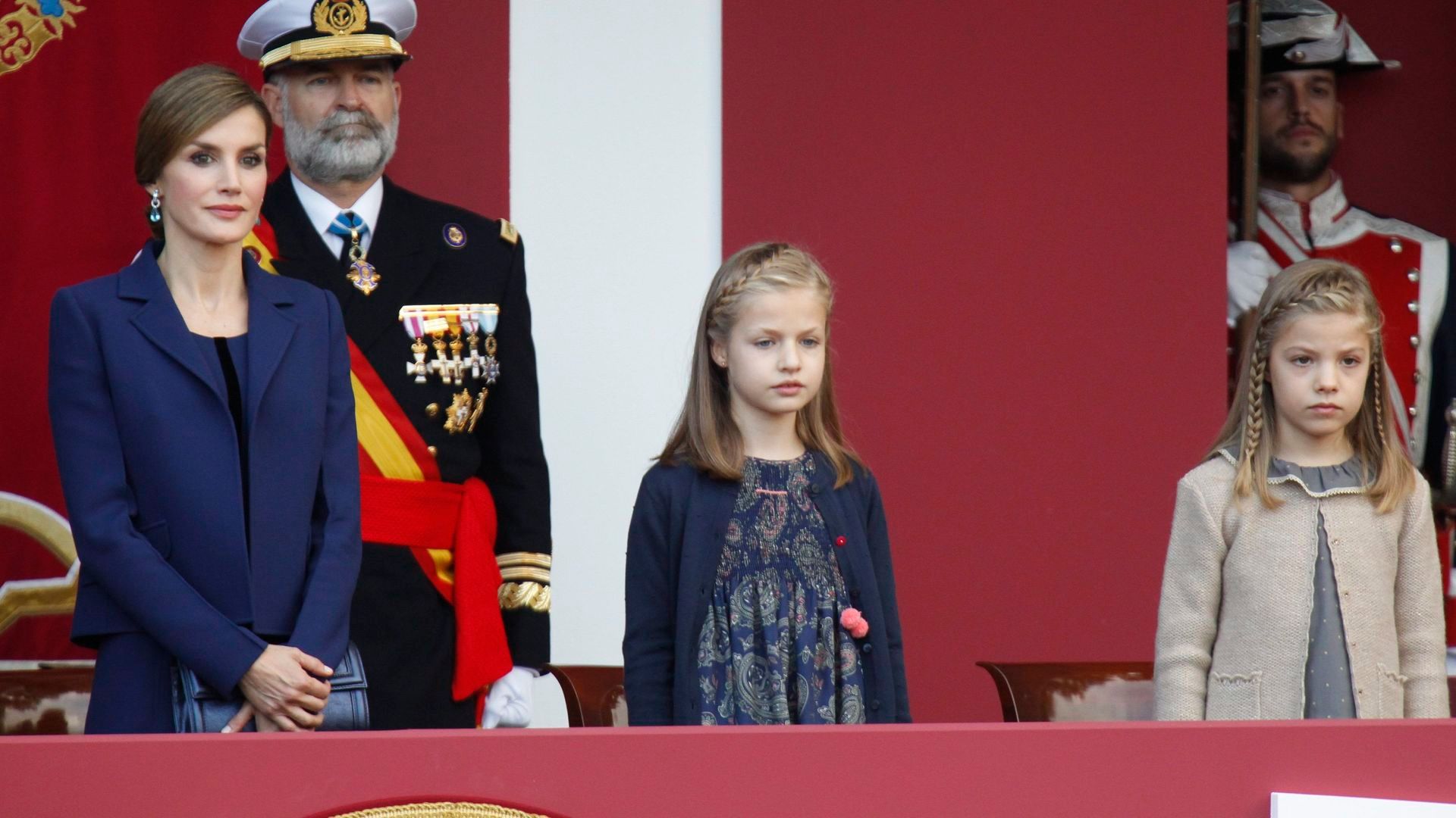 La reina Letizia, la princesa Leonor y la infanta Sofía en el Desfile de la Hispanidad de 2015