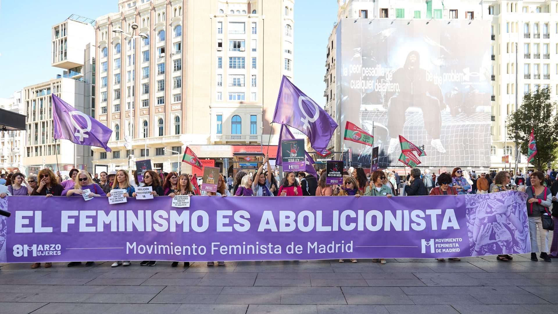 Manifestantes sosteniendo una pancarta con el lema 'El feminismo es abolicionista' en concentración contra prostitución en Madrid