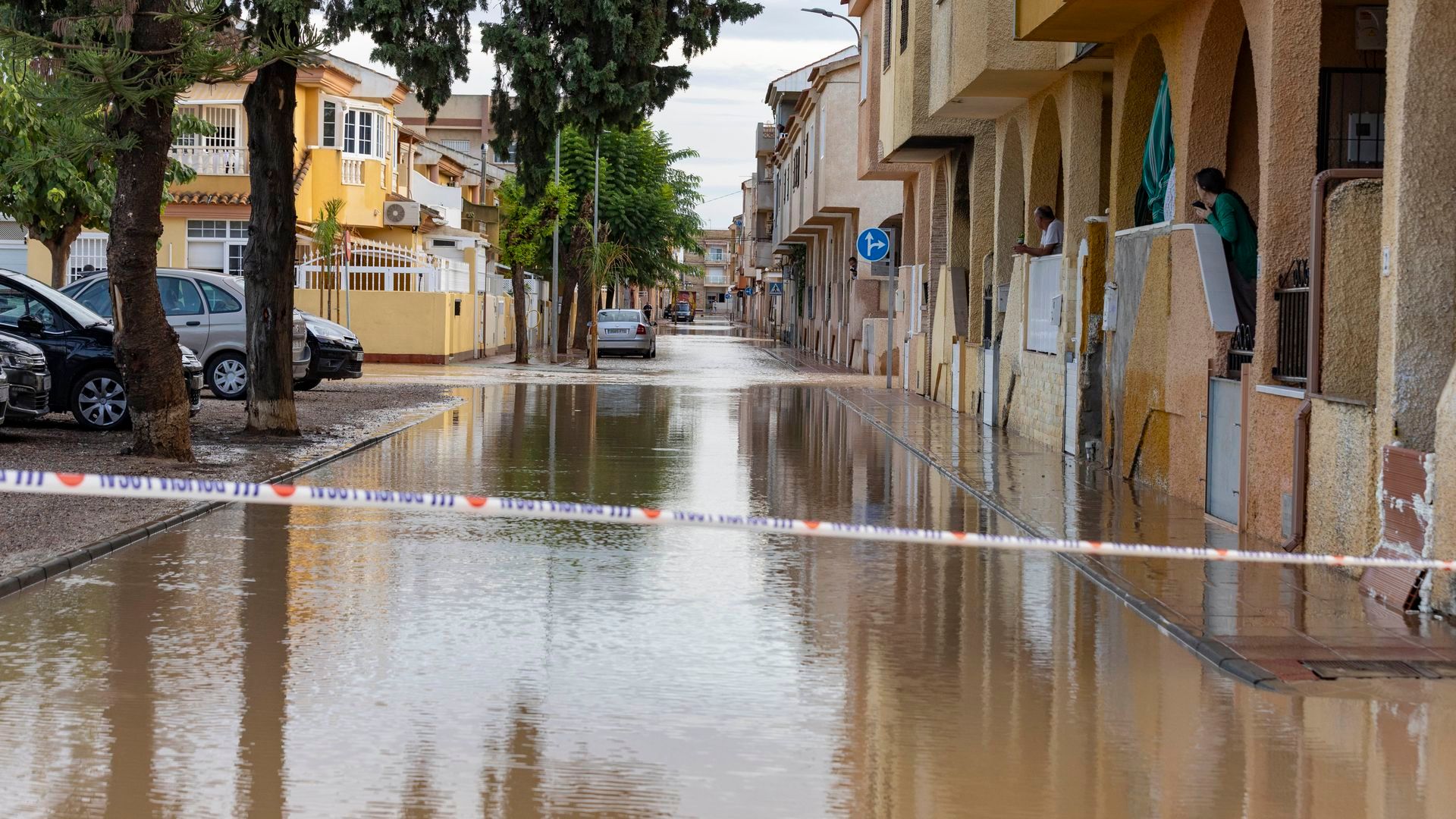 Vista de una calle inundada este sábado en el municipio de Los Alcázares (Murcia)