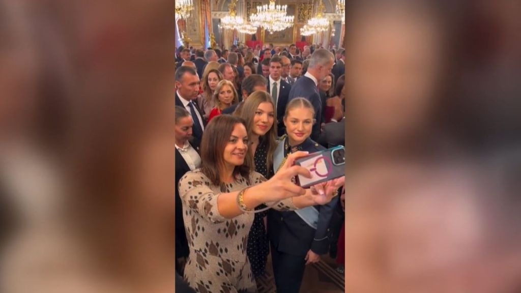 Así saludan y conversan los miembros de la familia real con los invitados tras el besamanos