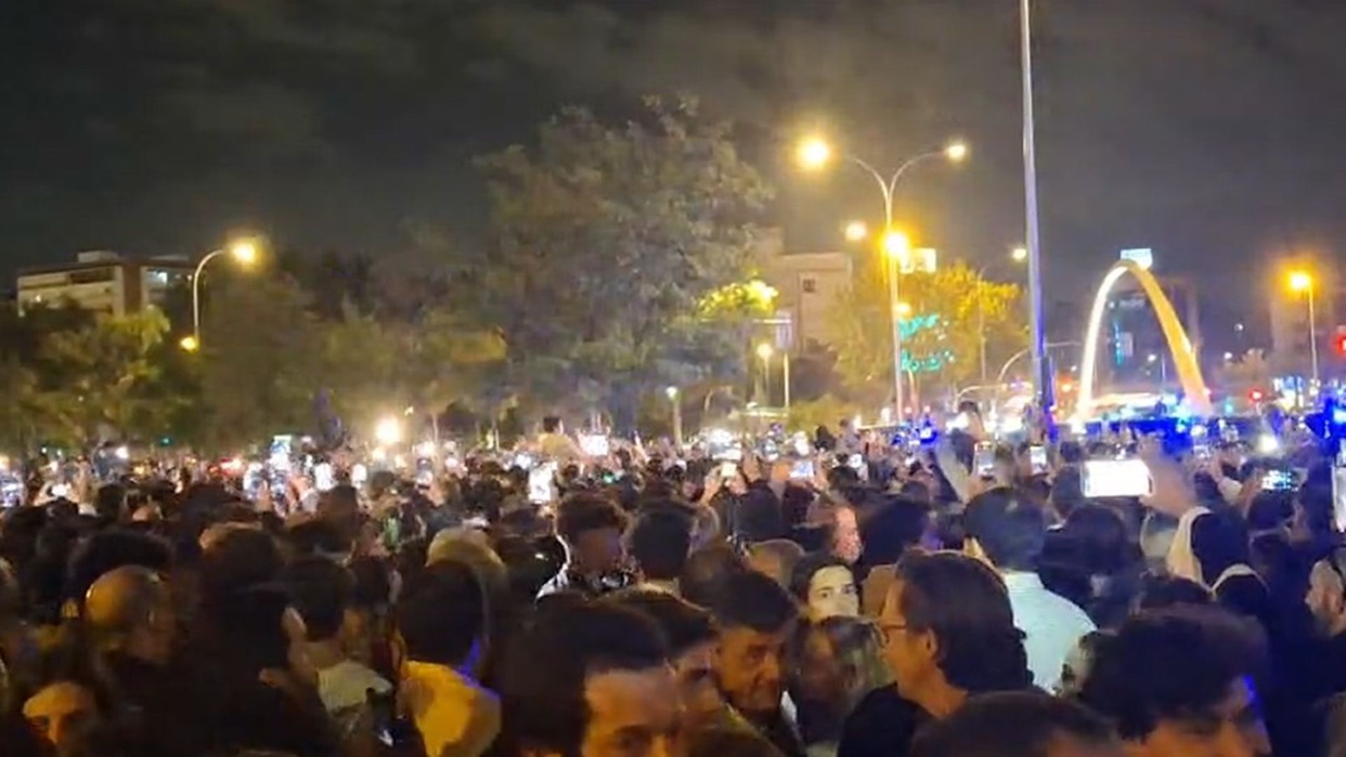 Cientos de personas graban con sus móviles la salida a hombros de Morante en Madrid