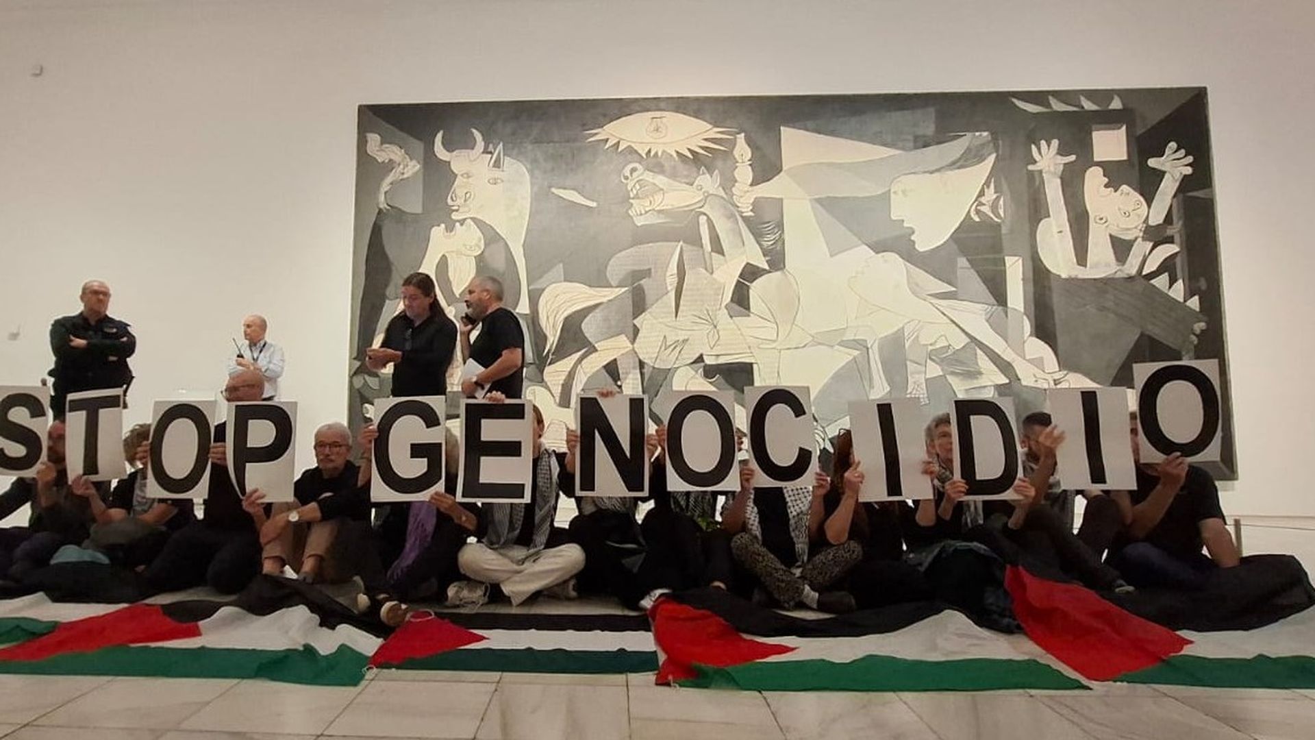 Concentración activista del grupo Marea Palestina en el Museo Reina Sofía, por Gaza