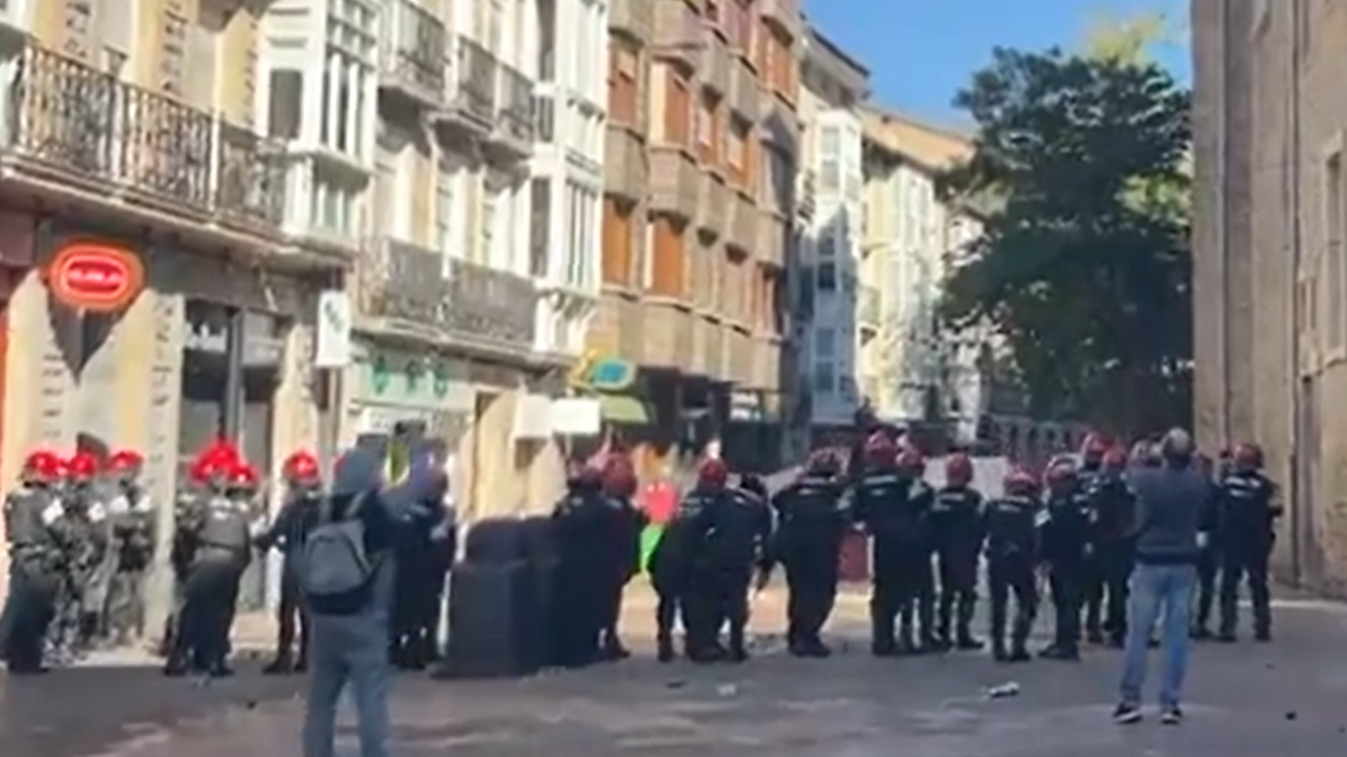 Cordón policial de la Ertzaintza en Vitoria durante una manifestación