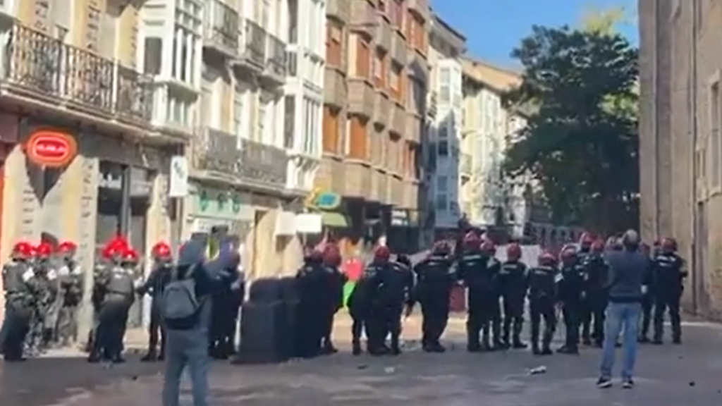 Detienen a 17 personas por lanzar objetos durante una concentración de la Falange en Vitoria, Álava