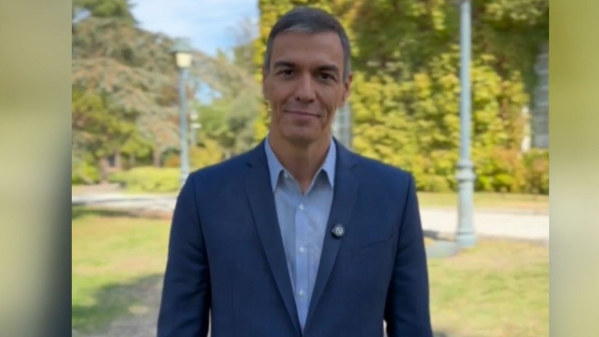 Críticas a Pedro Sánchez por su vídeo celebrando la Fiesta Nacional: "Orgulloso de ser español"