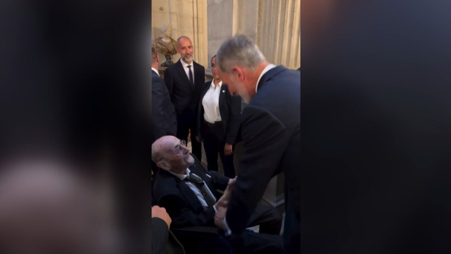 Don Felipe saluda al escritor Álvaro Pombo