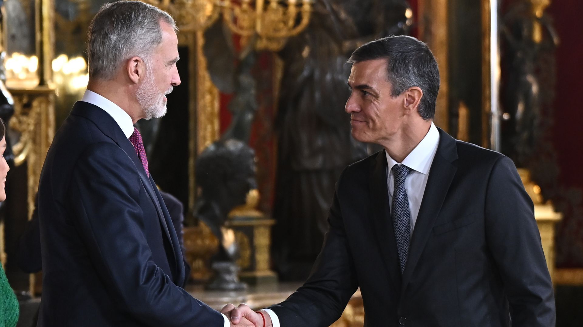 El rey Felipe VI saluda al presidente del Gobierno, Pedro Sánchez, durante la recepción en el Palacio Real de Madrid con motivo de la Fiesta Nacional