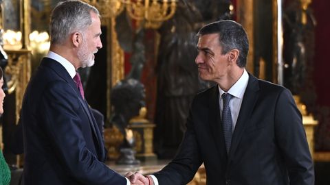 https://album.mediaset.es/eimg/2025/10/12/el-rey-felipe-vi-saluda-al-presidente-del-gobierno-pedro-sanchez-durante-la-recepcion-en-el-palacio_da39-3.jpg?w=480