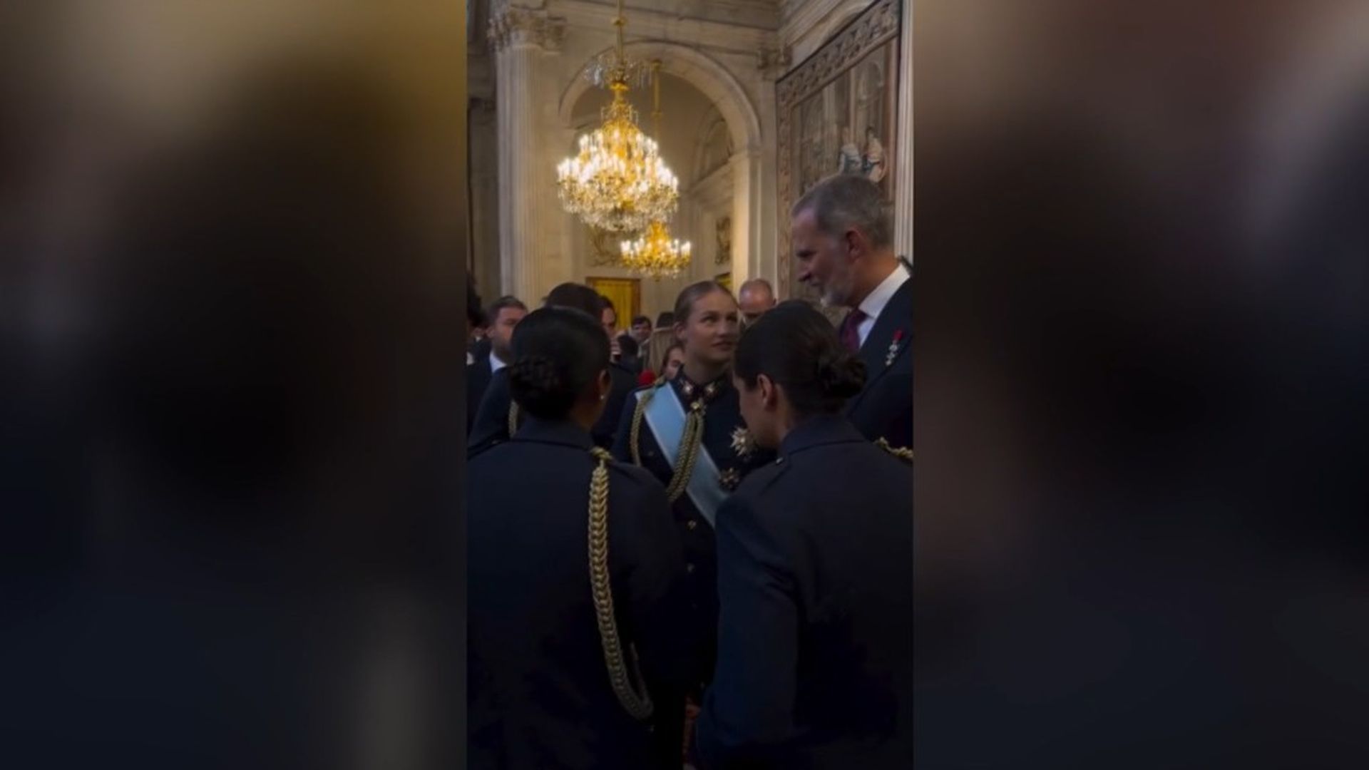 El rey se acerca para saludar a los compañeros de la princesa de Asturias