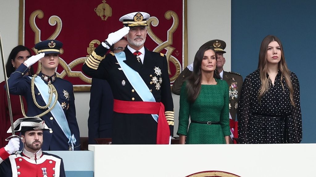 La familia real al completo participa en los actos de la Fiesta Nacional en los que se ha colado la bronca política