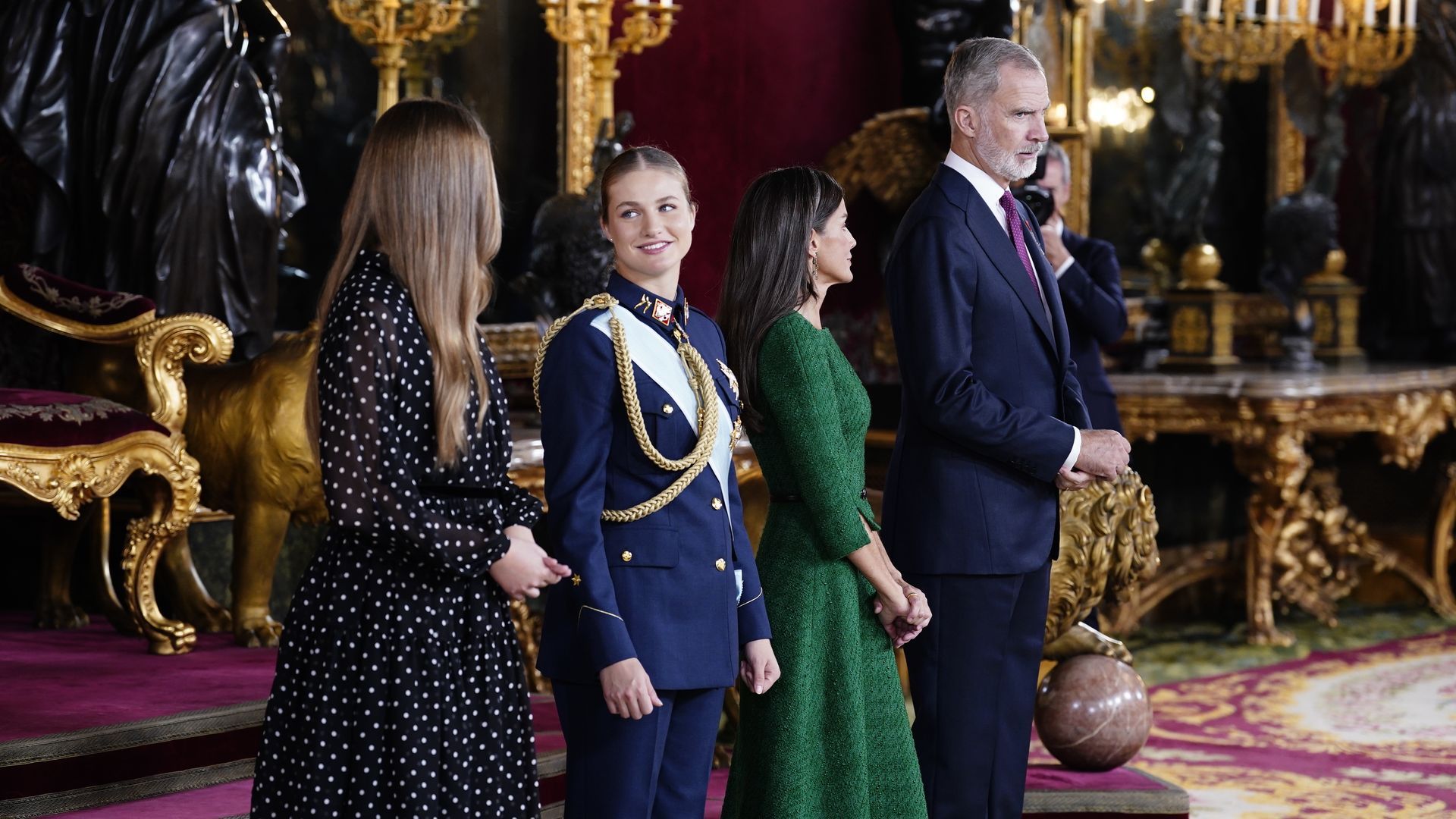 La infanta Sofía, la princesa Leonor, la reina Letizia y el rey Felipe VI en el Palacio Real durante el Día de la Hispanidad