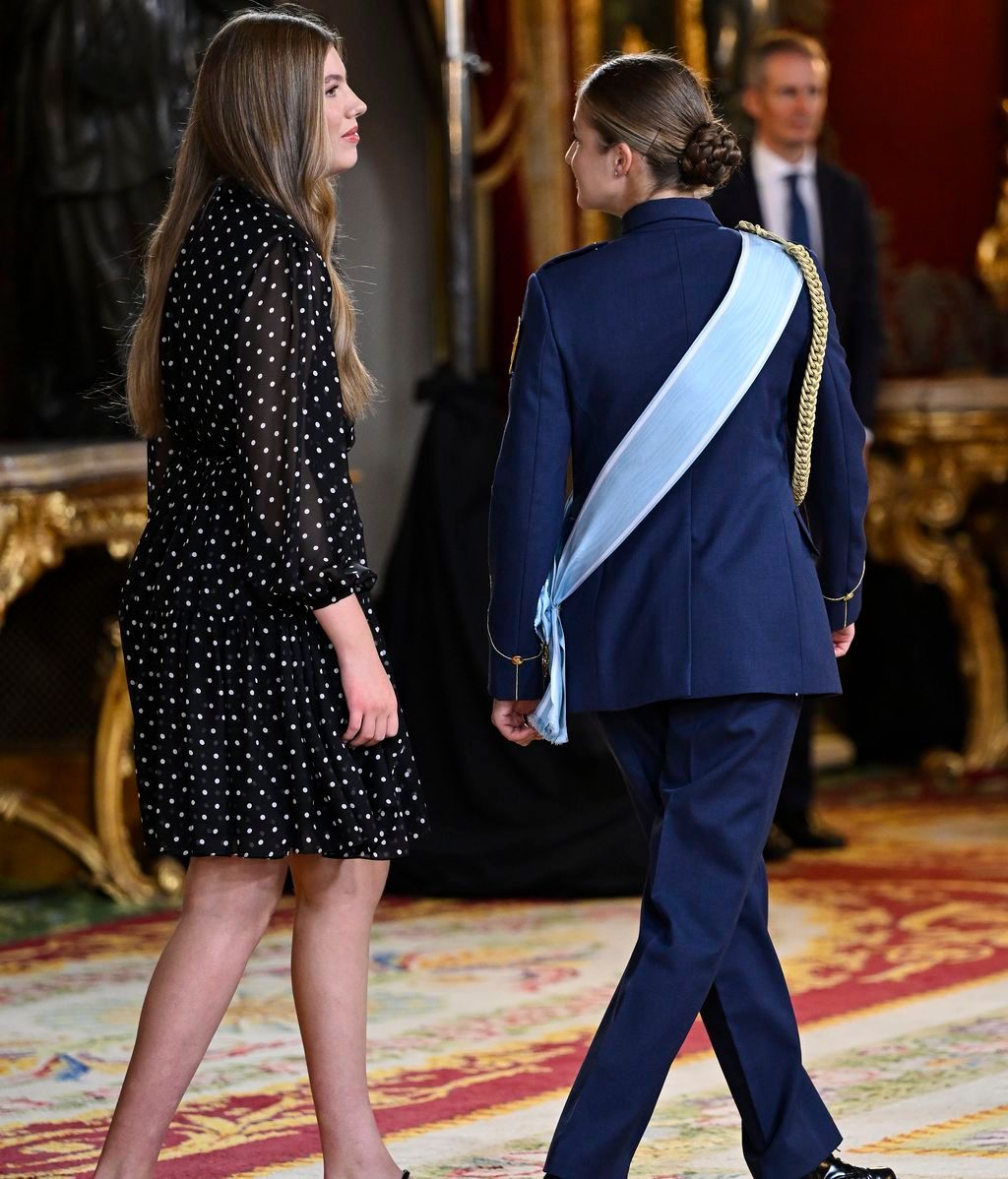 La infanta Sofía y la princesa Leonor en la recepción real