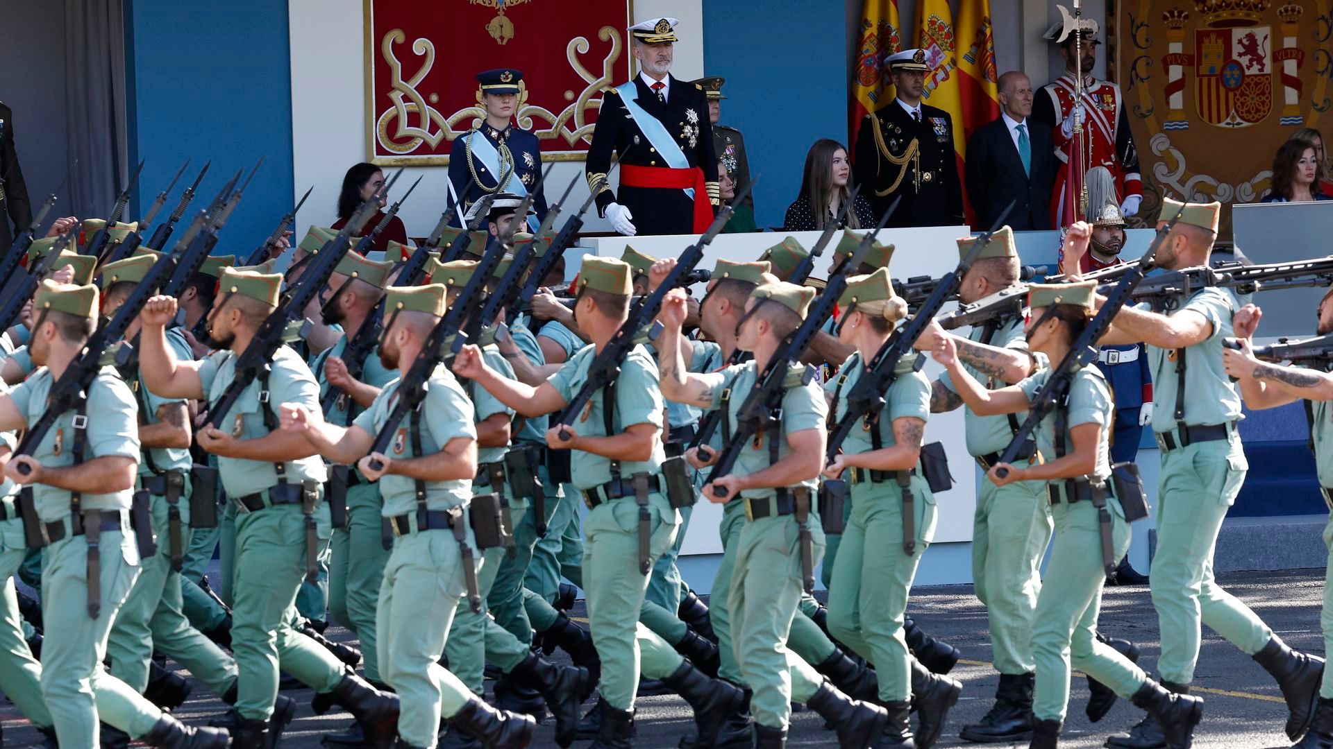 La Legión desfilando frente a la princesa de Asturias, el rey Felipe VI, la reina Letizia y la infanta Sofía