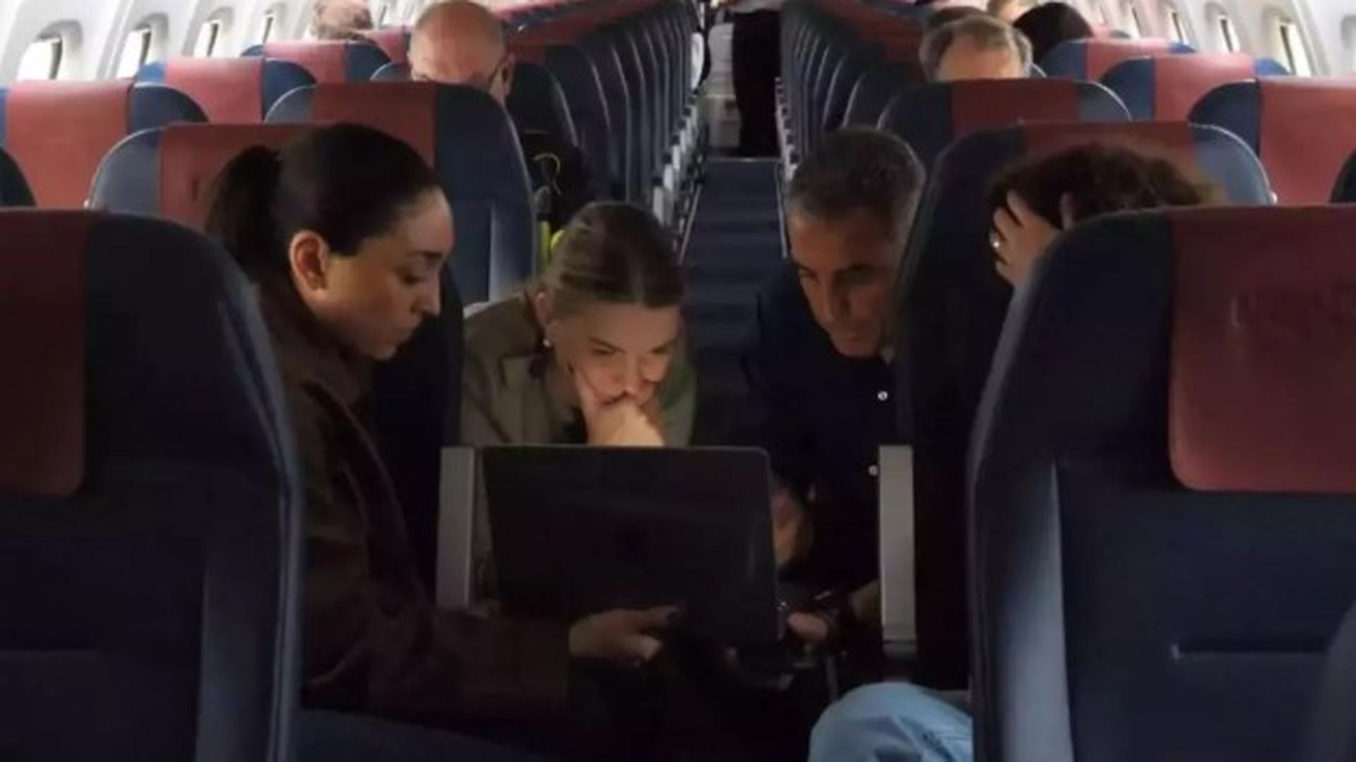 La presidenta balear, Marga Prohens, y técnicos de Emergencias, encerrados en un avión por el temporal en Ibiza