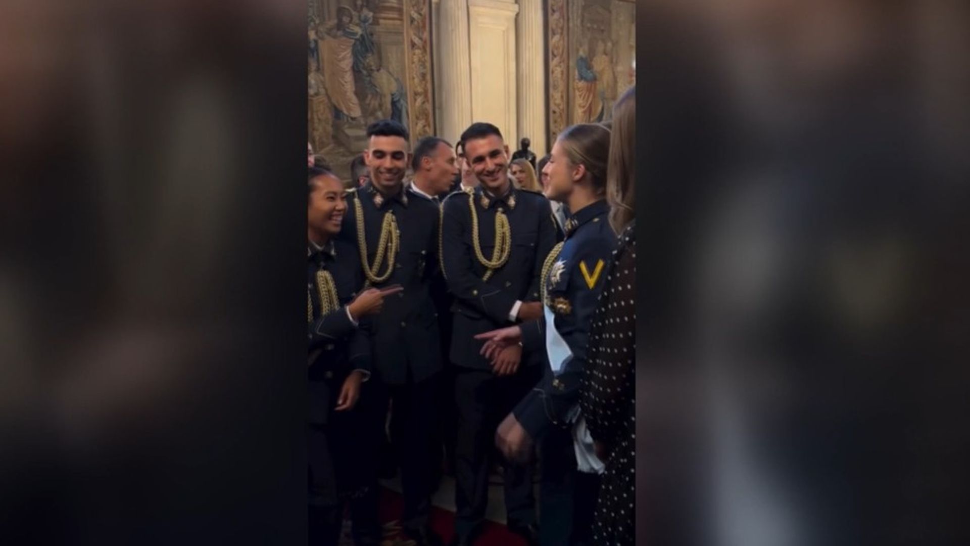 La princesa Leonor conversa y ríe con sus compañeros de academia