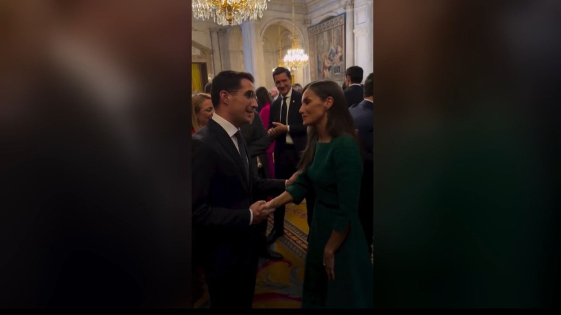 La reina Letizia estrecha la mano a uno de los invitados al acto