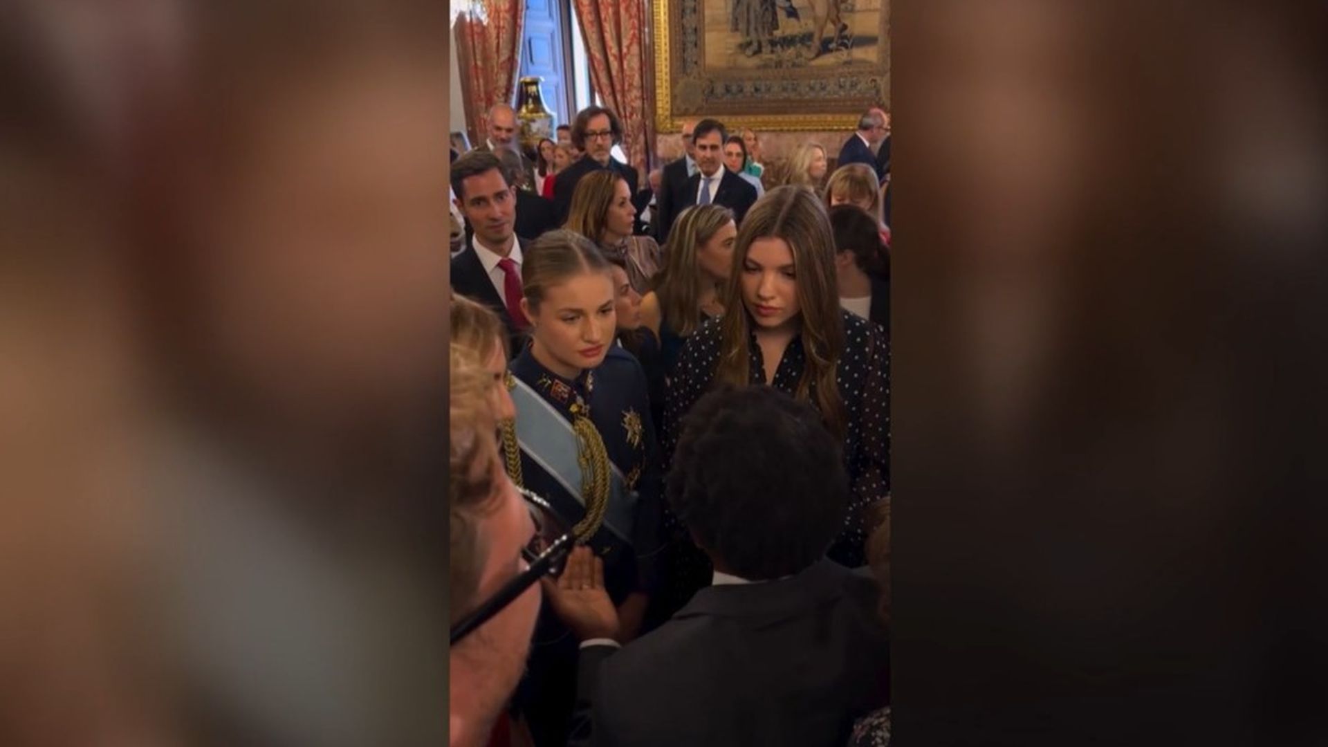 Las hijas de los monarcas atienden a uno de los presentes en el Palacio