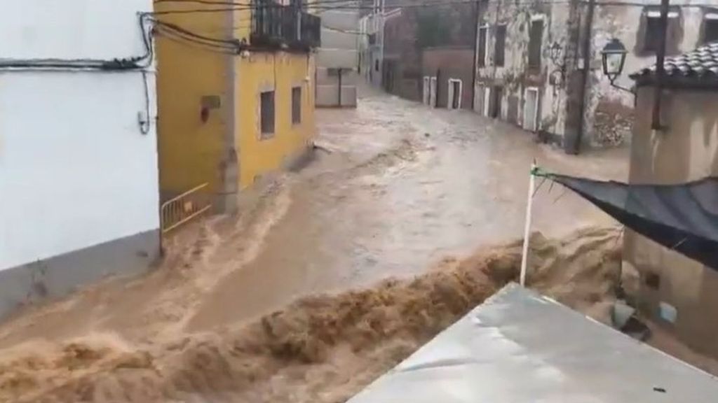 Las lluvias torrenciales en Tarragona inundan pueblos, carreteras y vías de tren: los efectos de la DANA Alice