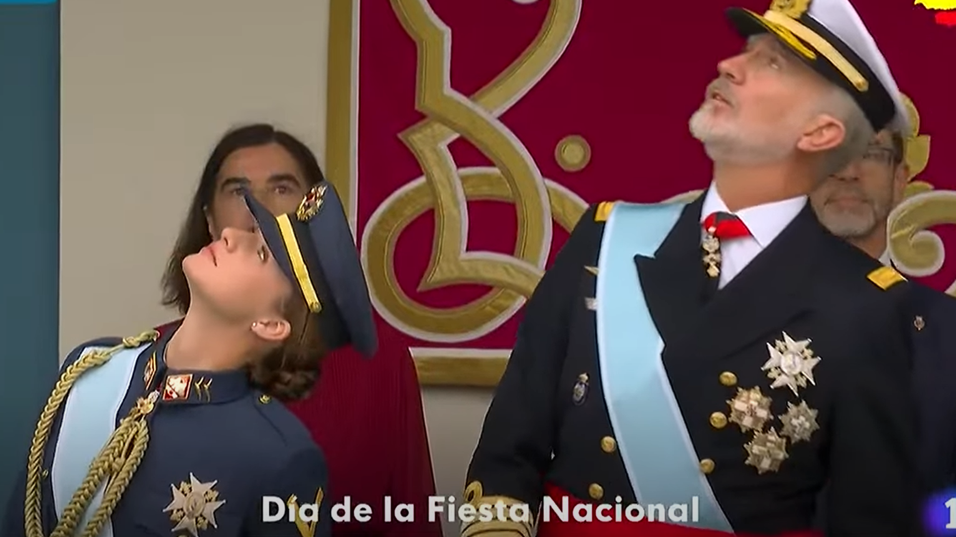 Leonor y Felipe VI buscando a los paracaidistas
