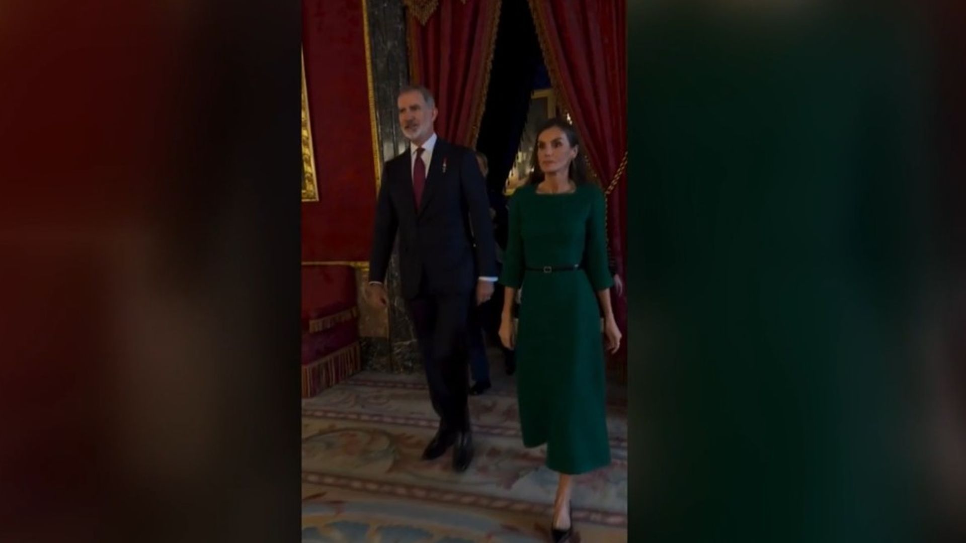 Los reyes entran en el salón del Palacio Real para el besamanos