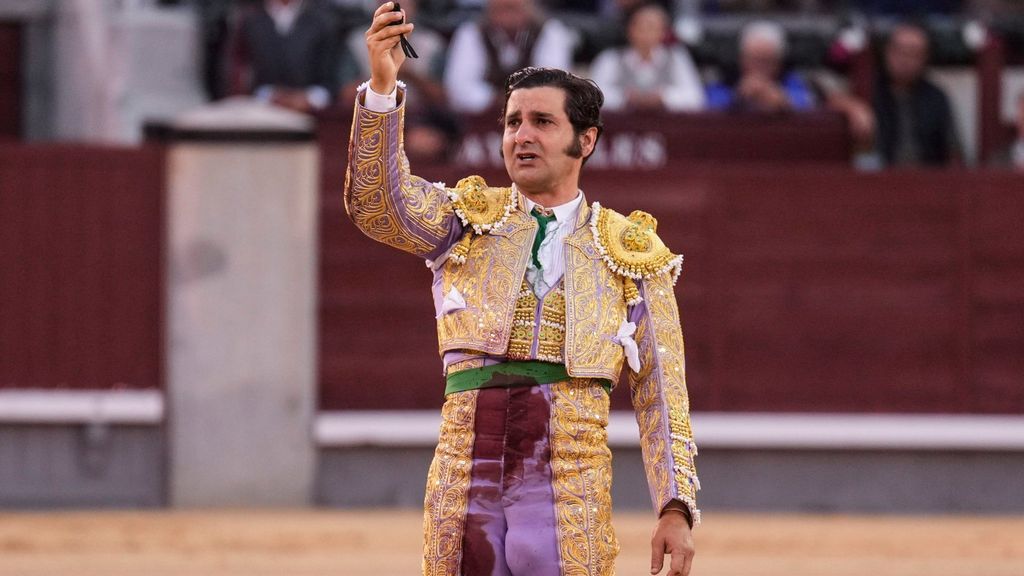 Tarde histórica en Las Ventas: Morante se corta la coleta por sorpresa y entre lágrimas tras conseguir dos orejas