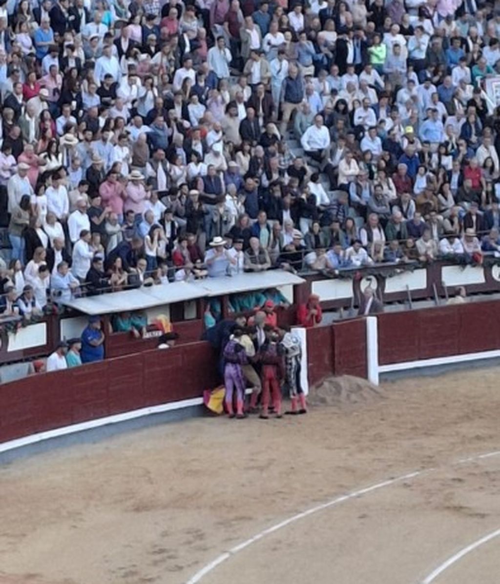 Morante de la Puebla, conmocionado tras ser volteado por el cuarto toro de la tarde