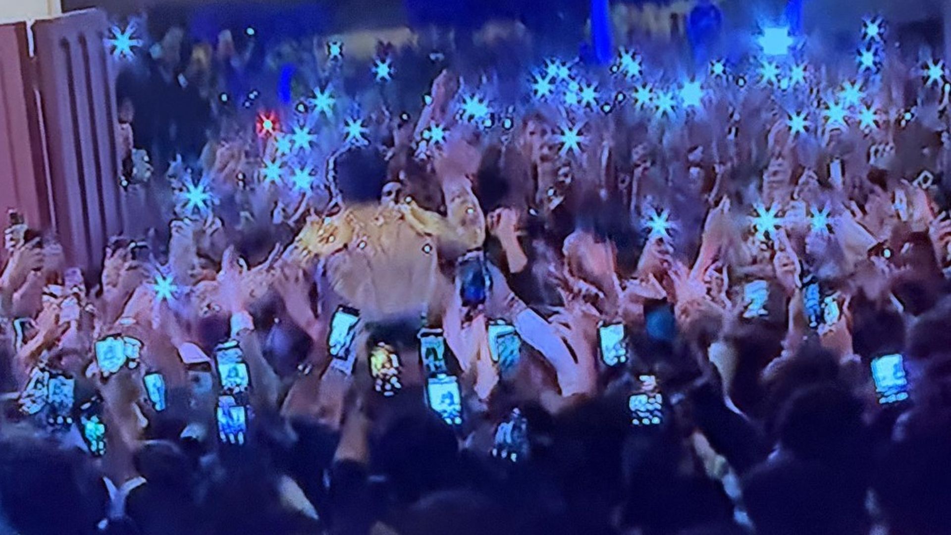 Morante de la Puebla, saliendo a hombros a la calle Alcalá