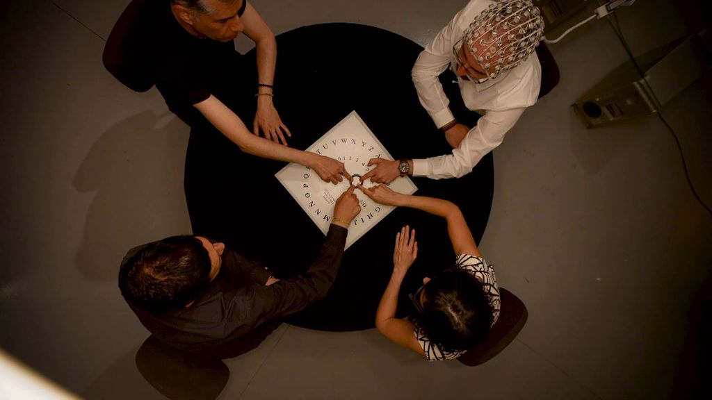 El equipo de 'Cuarto milenio' realiza una ouija y el resultado impresiona a Iker Jiménez: "¿Hay alguien ahí?"