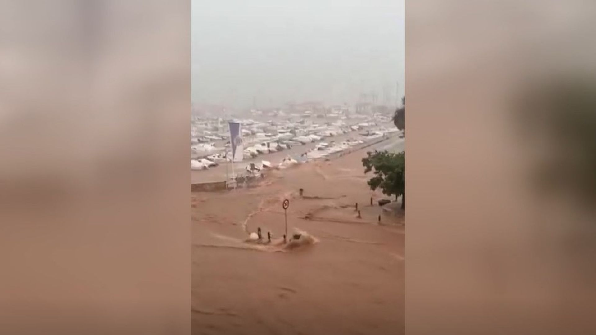 Renfe suspende trenes y se registran personas atrapadas en vehículos y bajos de Tarragona