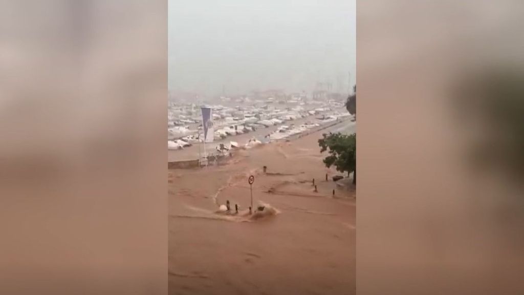 Renfe suspende trenes y se registran personas atrapadas en vehículos y bajos de Tarragona