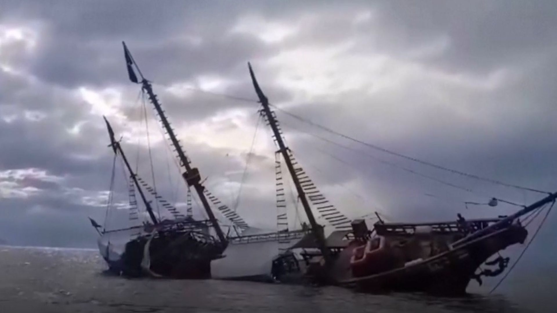 Una embarcación réplica de la Santa María de Cristóbal Colón se hunde en México