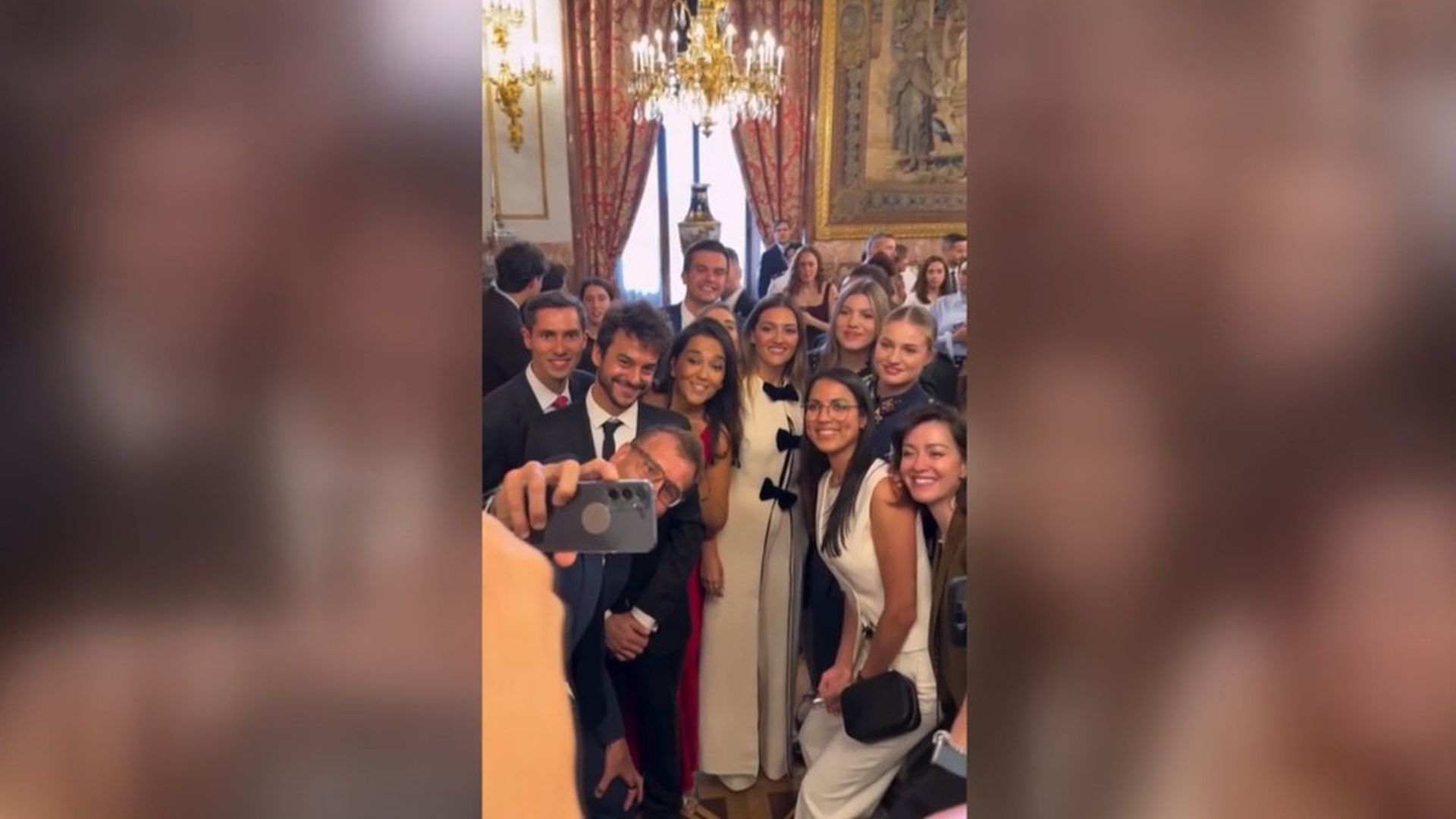 Varios de los invitados al Palacio Real se fotografían con la princesa Leonor y la infanta Sofía