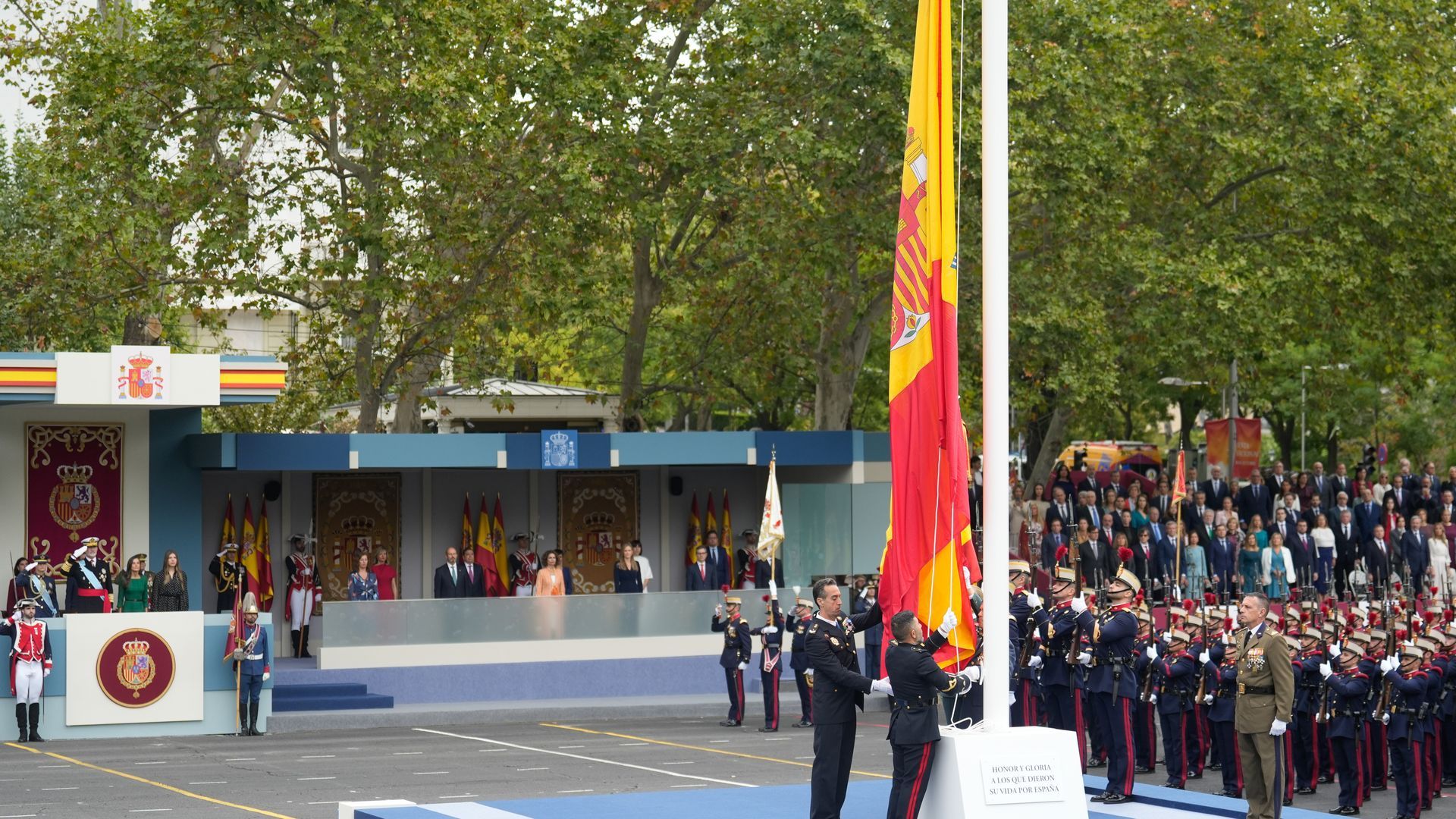 Vista del izado de la bandera durante el desfile de las Fuerzas Armadas