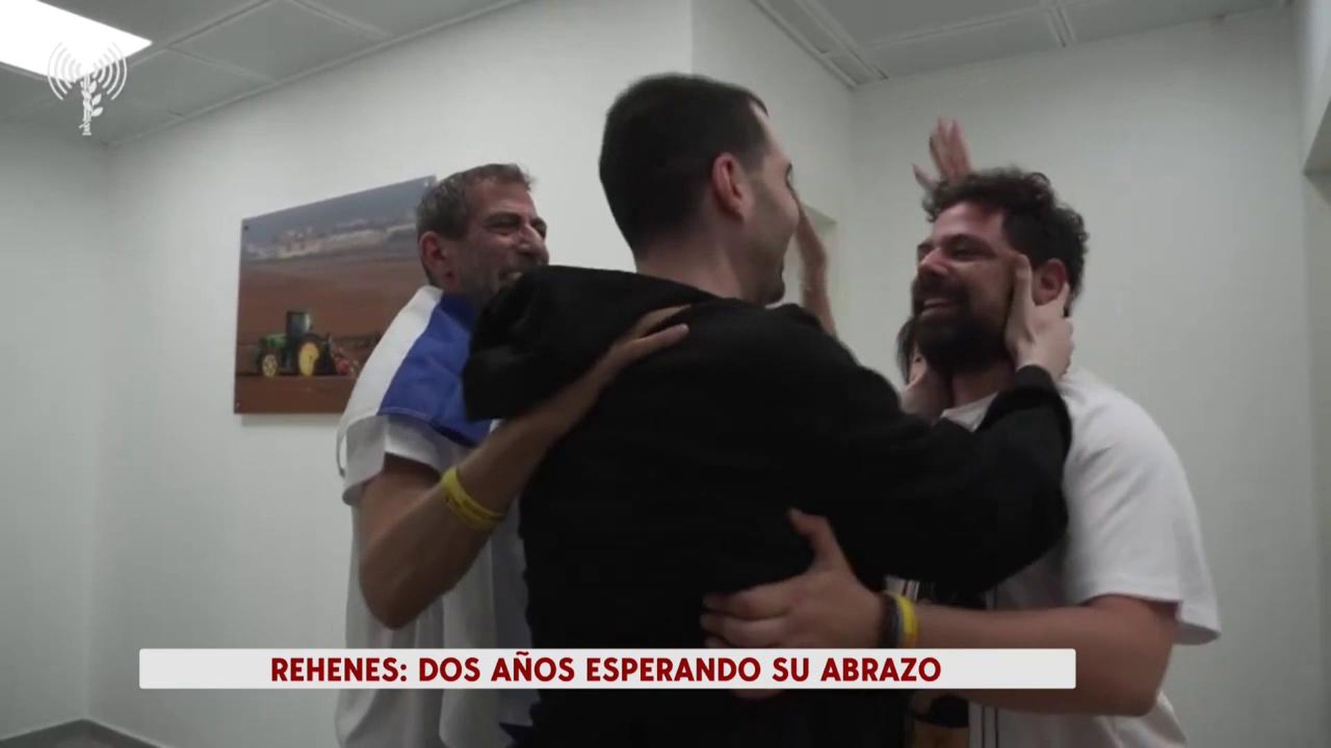 Abrazos entre las familias y los liberados